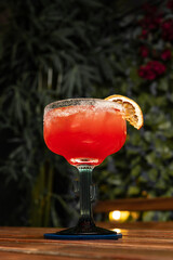 Trago rojo de  alcohol de margarita