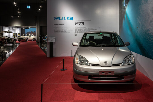2024. 4. 12. 대한민국 경기도 용인시에서 촬영, 토요타(프리우스), 1997년 일본에서 생산, 삼성화재 모빌리티뮤지엄에 전시-Toyota (Prius),  Produced in Japan in 1997,  On display at the Samsung Fire & Marine Insurance Mobility Museum 