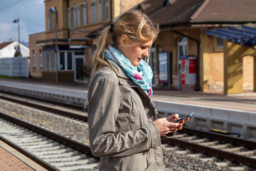 Junge Frau an einem Bahnhof in der Provinz