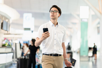 空港で出発時間を確認する男性