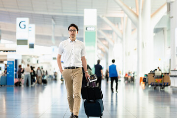 Fototapeta premium 空港内のロビーを歩く男性