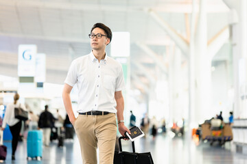 Fototapeta premium 空港内のロビーを歩く男性