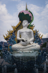 Obraz premium White statues at a blue temple in Thailand