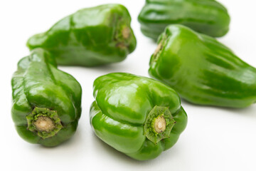 白背景にピーマン