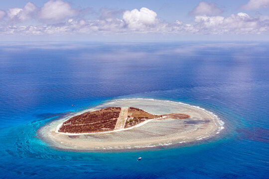 Aerial view of eco resort on Lady Elliot Island, Great Barrier Reef, Coral Sea, Australia.