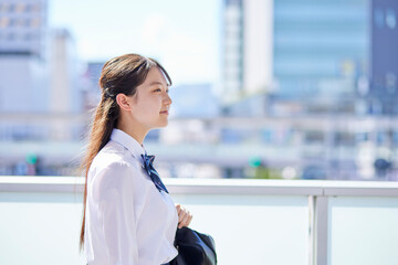 駅の構内にて夏の学生服を着た日本人女子高校生