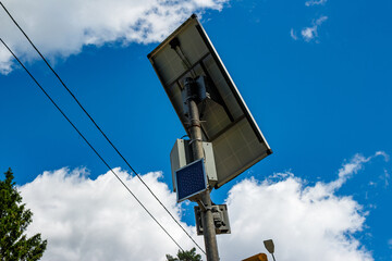 Obraz premium Traffic light at a pedestrian crossing powered by solar panels