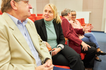 Obraz premium Businesswoman discussing with colleague at convention center