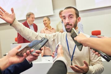 Obraz premium Male speaker talking to journalists with at press conference event