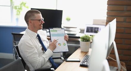 Smiling businessman is holding an online consultation with financial performance. Small and medium business development concept