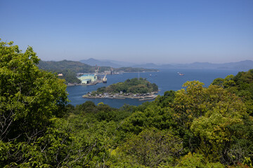 Fototapeta premium 糸山展望台から見た来島（しまなみ海道）の開放的な海辺の風景