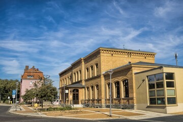 Fototapeta premium wolmirstedt, deutschland - bahnhofsplatz mit altem bahnhofsgebäude