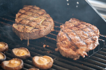 バーベキューグリルで焼いたステーキ肉