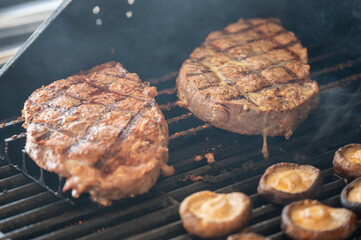 バーベキューグリルで焼いたステーキ肉