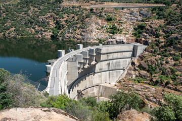 Em meio a montanhas, a barragem hidroelétrica sobre o rio Tua para a produção de energia, em Trás os Montes, Portugal