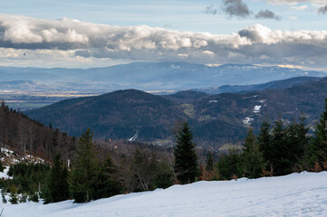 Fototapeta premium Panorama roztaczające się ze szczytu Klimczok w Beskidzie Śląskim.