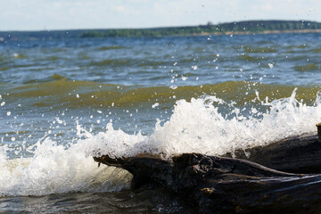 the sea is in the middle lane, the water breaks on the shore, the sound of the surf, room decoration, design