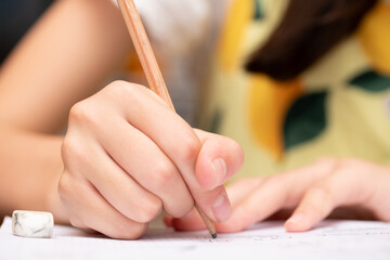 勉強をする子供の手元