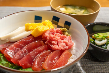 新鮮なマグロの海鮮丼