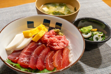 新鮮なマグロの海鮮丼