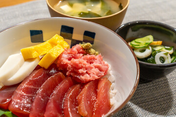 新鮮なマグロの海鮮丼