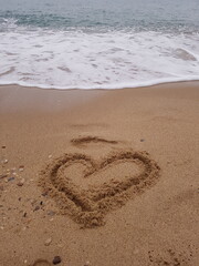 Ein Herz auf dem Sand am Strand