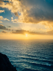 Obraz premium Sun goes down over the ocean