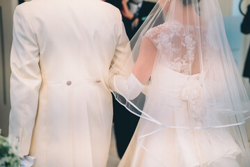 結婚式を迎える新郎新婦