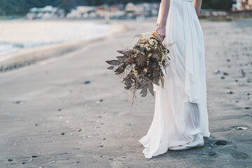 ブーケを持つ女性の手元