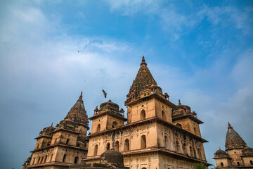 Obraz premium Royal Chhatris or Cenotaphs are the historical monuments situated on the banks of River Betwa in Orchha, Madhya Pradesh, India.