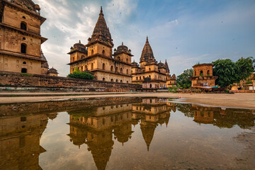 Obraz premium Royal Chhatris or Cenotaphs are the historical monuments situated on the banks of River Betwa in Orchha, Madhya Pradesh, India.