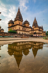 Obraz premium Royal Chhatris or Cenotaphs are the historical monuments situated on the banks of River Betwa in Orchha, Madhya Pradesh, India.