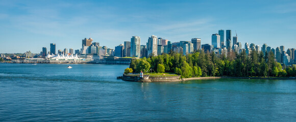 Obraz premium Panoramic view of Stanley park and the skyline of Vancouver, British Columbia, Canada