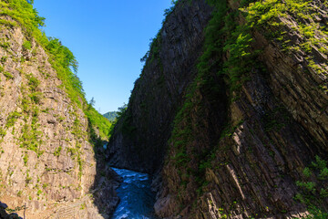 春の新潟県の清津峡の険しい崖の谷とエメラルド色の美しい川の流れ