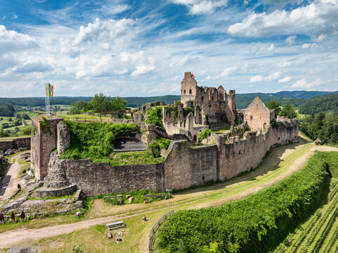 Luftbild von der Ruine Hochburg, auch Hachberg, 11. Jahrhundert, zwischen Emmendingen, Sexau und Windenreute, zweitgr&ouml;&szlig;te Burganlage in Baden