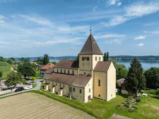 Naklejka premium Luftbild von der der Kirche St. Georg, Oberzell, Reichenau