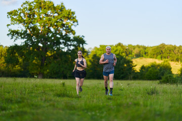 Obraz premium Fitness couple jogging in the forest