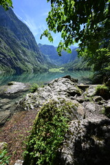 Der Obersee in Bayern. Ladschaftsidylle, idyllischer Alpensee umrandet mit hohen Bergen