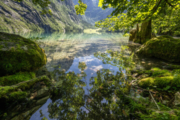 Der Obersee in Bayern. Ladschaftsidylle, idyllischer Alpensee umrandet mit hohen Bergen