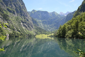 Der Obersee in Bayern. Ladschaftsidylle, idyllischer Alpensee umrandet mit hohen Bergen