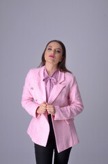 Mulher elêgante de comércio retrato feminino profissional em estúdio 