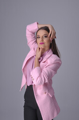 mulher de comércio elegânte modelo com mãos no rosto 