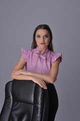 Mulher elêgante de comércio retrato feminino profissional em estúdio 