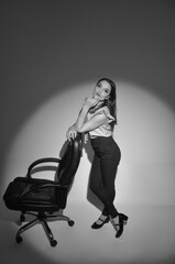 Mulher de neg&oacute;cios empres&aacute;rio foto corporativa lider em cadeira  