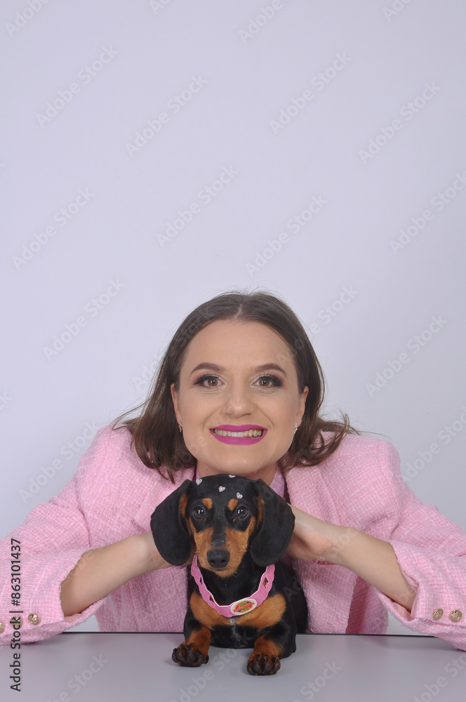 Canvas Prints jovem mulher sorridente com cachorro fofo filhote de duchshund 