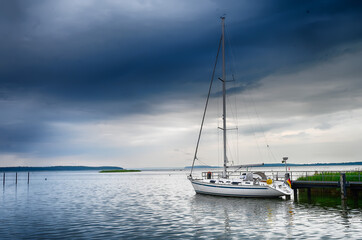 Segelboot an der Anlegestelle bei aufziehenden schlechten wetter