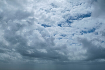 ciel chargé de nuages bas