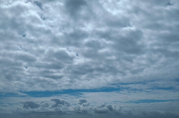 ciel chargé de nuages d'orage
