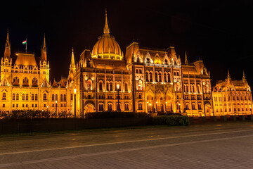 Fototapeta premium Beautiful building of Parliament in Budapest at night, Hungary