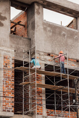 Dos hombres trabajando en construcción en la ciudad de Yurimaguas, Alto Amazonas, Loreto - Perú.